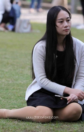 街拍草地上端坐着的长丝恬静少女