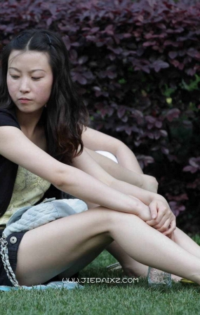 街拍白皙的青春少女