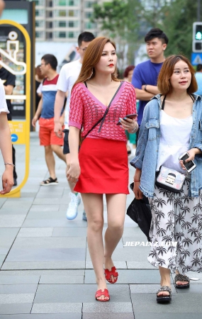 接片红色短裙美女
