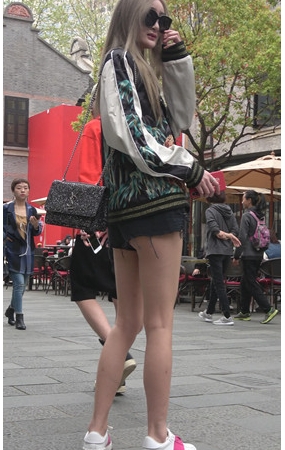 戴着墨镜的黑色热裤美女