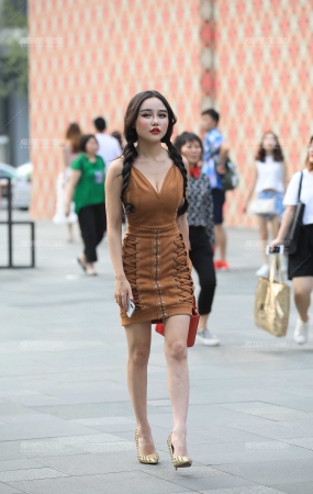 娇魅V领高跟美眉
