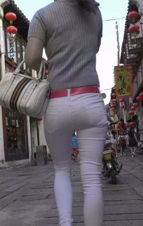 灰色毛衣白色紧身裤波涛汹涌街拍美女