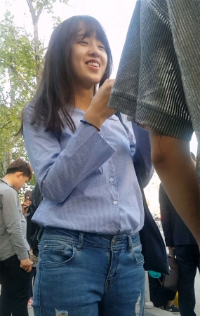 等公交车的蓝色牛仔裤美眉