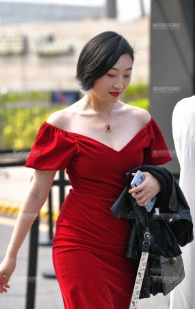 丰腴的女人，嫣红的包臀裙
