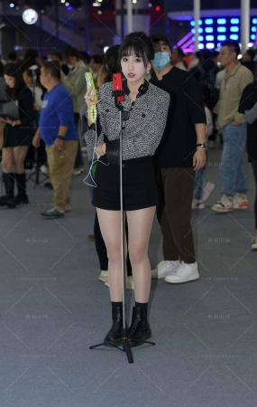 在直播的小姐姐