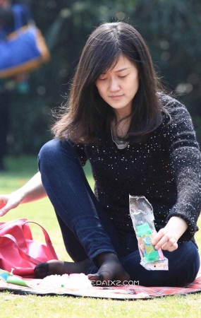 街拍高颜值迷人少妇的靓丽黑丝