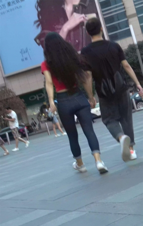 红T恤曼妙小蛮腰丰臀紧身蓝牛美女