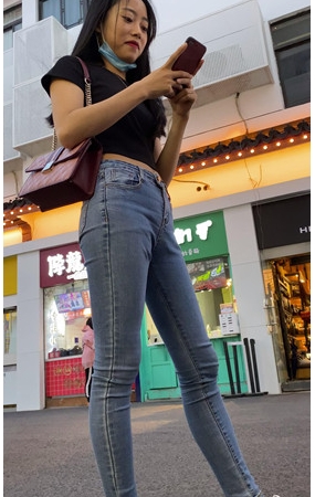 很开心的牛仔裤小姐姐