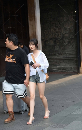 别人家的热裤美腿小女友
