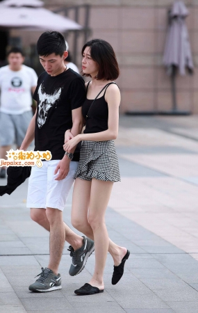 黑色背心短裙美女mm