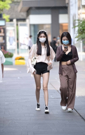 街拍大眼睛，美腿小姐姐