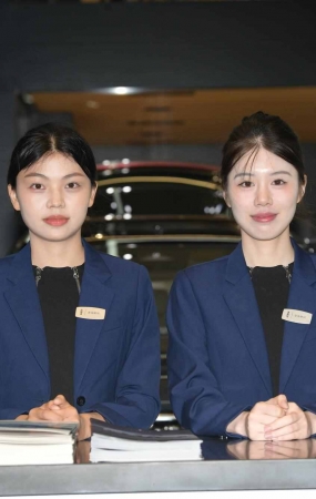 前台两位美美哒咨客美女