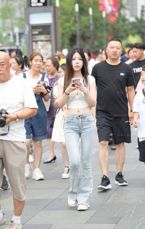 街拍长牛仔裤美眉