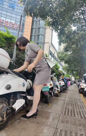 珠宝店短发制服肉丝美人