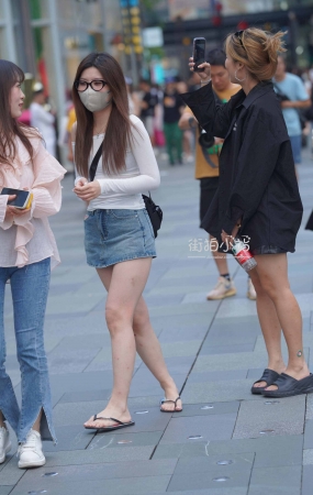 偶遇穿人字拖的热裤女生