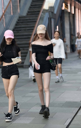 街拍白白净净的热裤女孩儿