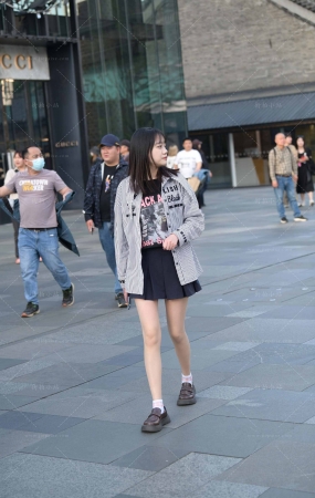 街拍JK短裙，丝腿小妹