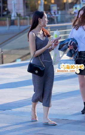 街拍灰色吊带长裙妹子