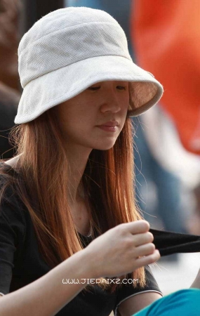 带着帽子的七分牛仔裤船袜妹子