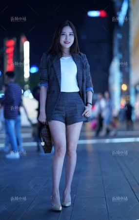 街拍美腿大美女