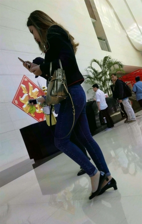 紧身蓝色牛仔裤黑色外套气质街拍美女