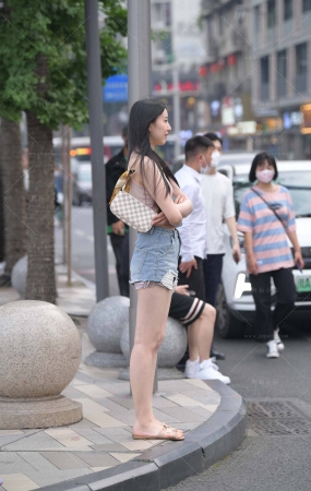 漂亮的热裤姐妹