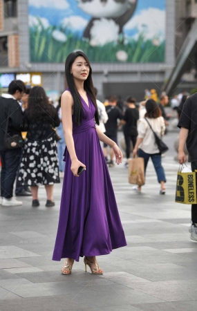 搭讪街拍超美的紫色长裙女神
