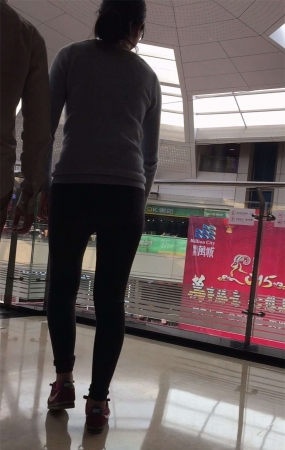 圆臀丰满臀部打底裤美女