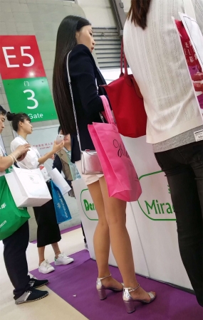超清大长腿白短热裤女神