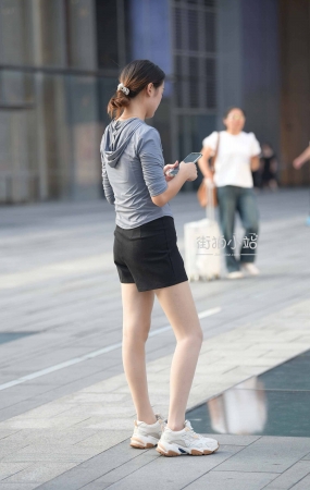 抓拍母爱满满的气质美女辣妈~