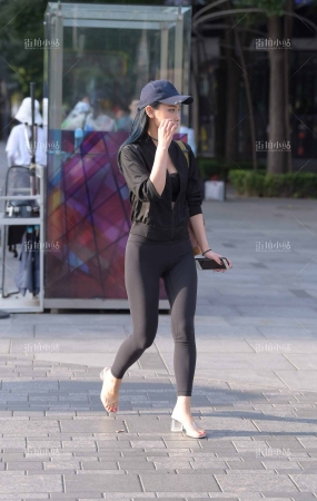 黑色紧身弹力裤美女