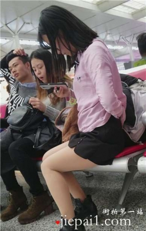 4k-高铁站候车室拍色甜美文静漂亮眼镜妹