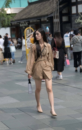 街拍大长腿，高挑苗条高跟美眉。