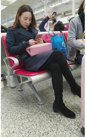玩手机的美妇