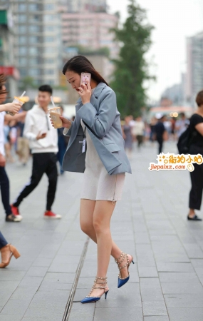 打电话的长腿美女