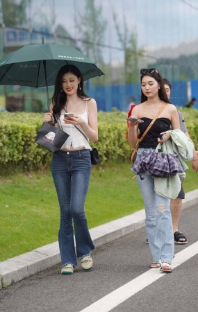 两位牛仔裤美女