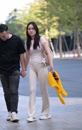 搭讪白色紧身裤清秀女盆友