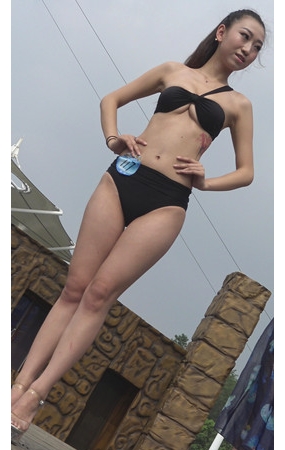 漂亮的黑色比基尼美女