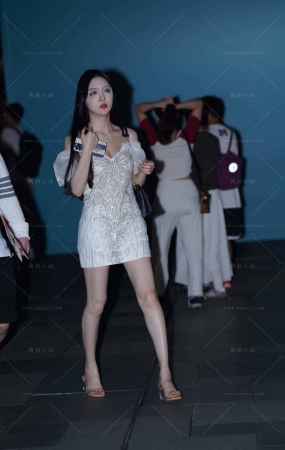 夜拍白皙靓丽美女