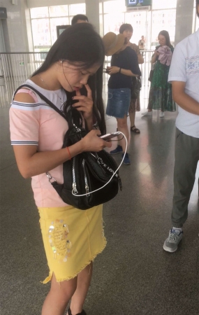 在排队的粉T恤黄色群小妹