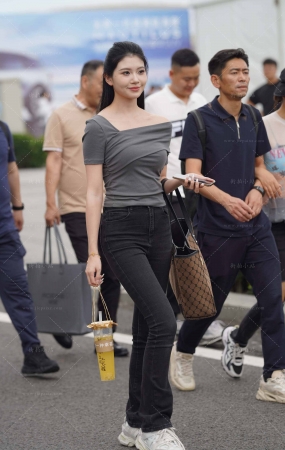 街拍灰色牛仔裤美女