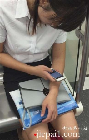 地铁上的高跟OL白衬衫包臀裙美女偷偷的晾脚
