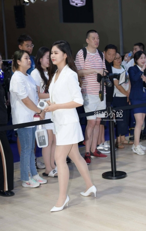 靓丽美女主持人~