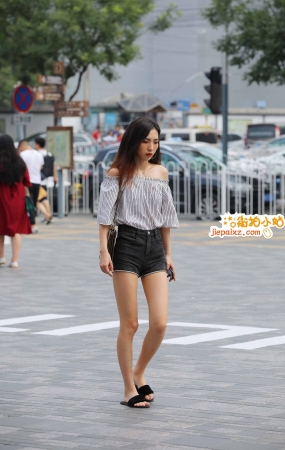 黑短热裤妹子