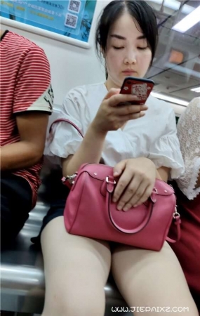 地铁上的丝袜美腿MM [1.32 GB/mp4]
