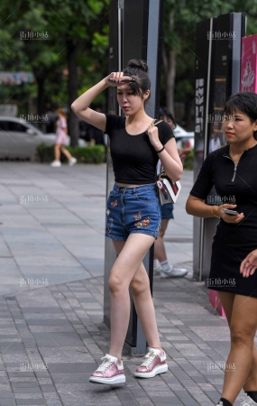 街拍热裤妹子