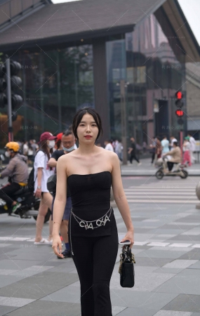 街拍黑色长裤，抹胸装美眉