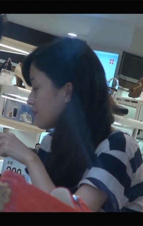 来看看化妆师如何为走秀模特的脚补妆
