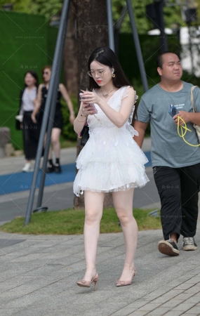 街拍白裙白皙眼镜妹