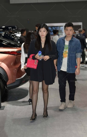 车展看车的西装外套黑丝妹纸